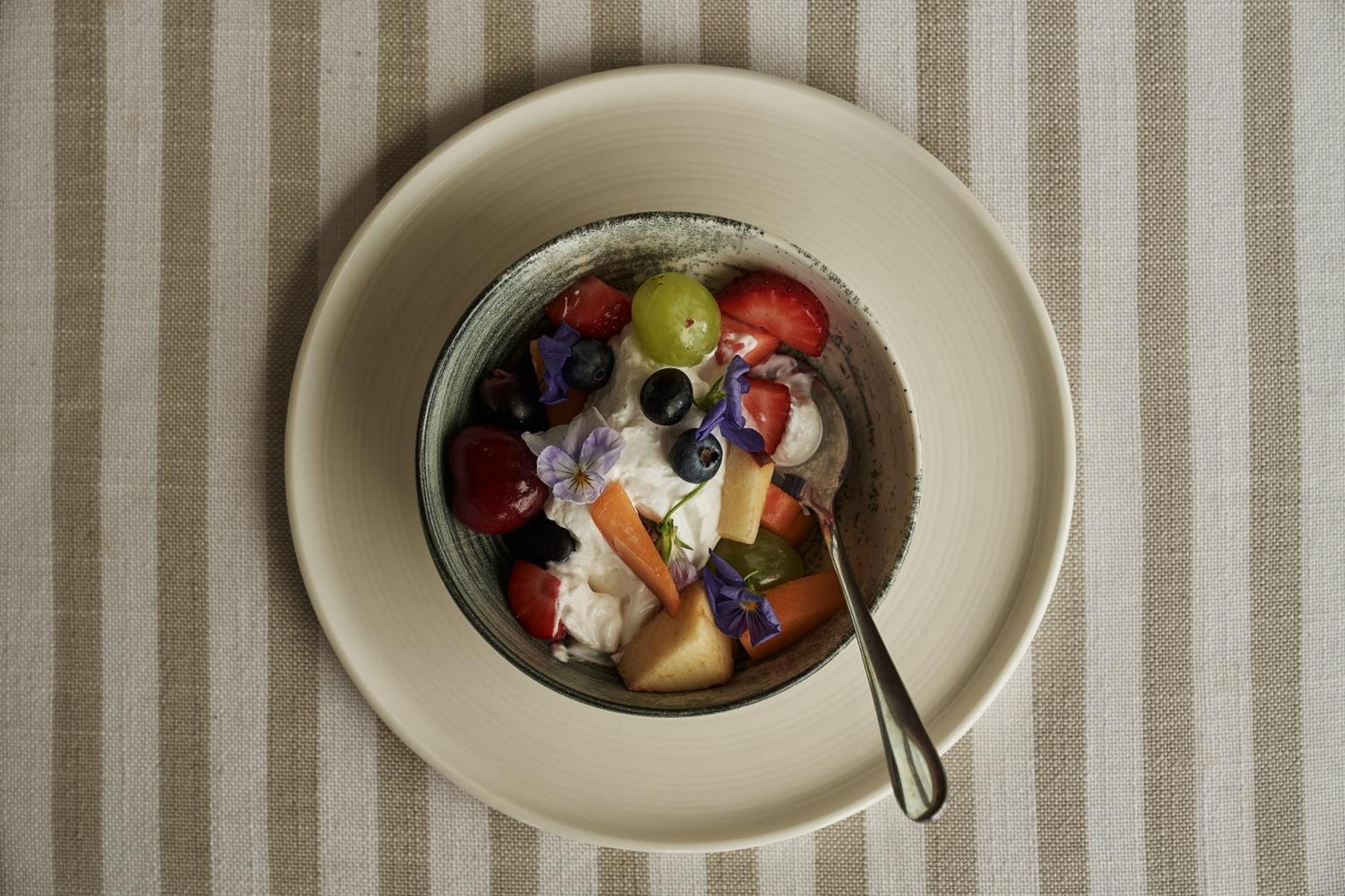 Hotel The Newel Psychiko Atény Exteriér fotografie Fruit salad